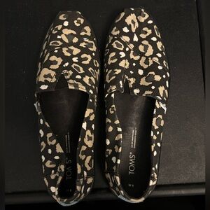 Tom’s size 8 leopard print